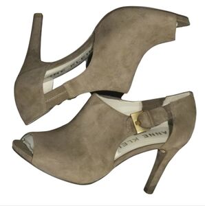 Anne Klein | NWT | Tan Suede With Gold Buckle| Peep-Toe Heels | Size 9